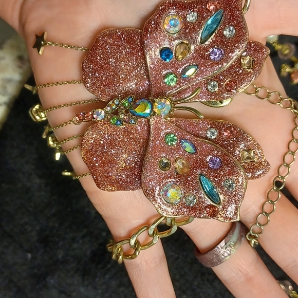 BETSEY JOHNSON BUTTERLY NECKLACE 🦋 - Picture 3 of 4